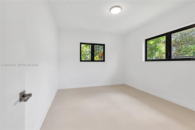 Building Photo - 950 Bayamo Ave
