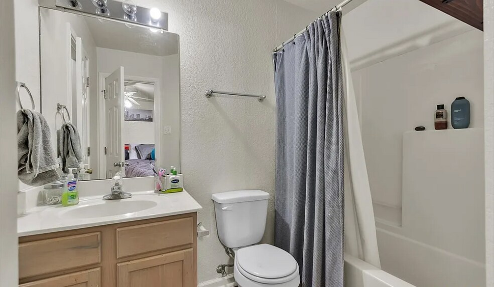 Bedroom 3 shower - 899 Sagewood Trl