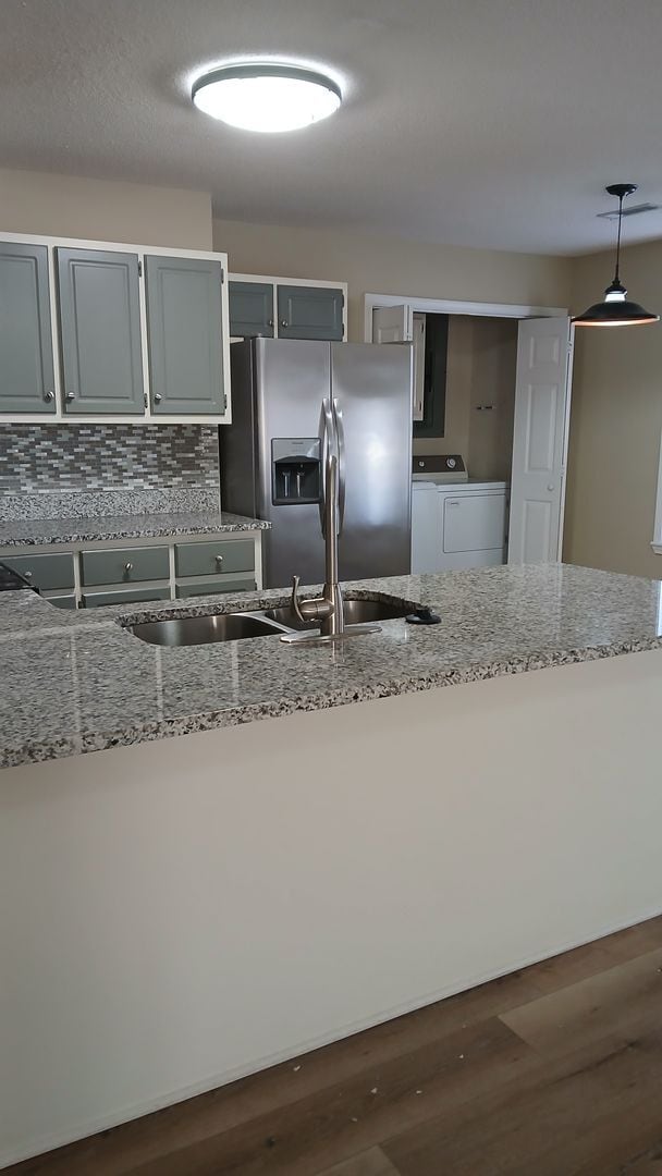 Building Photo - 3 Bed/ 3 Bath located just off South Lamar Immediate Move in