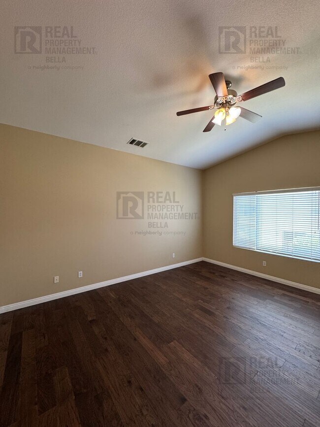 Building Photo - Ideal Layout! 4 Bedroom Home with Main Floor Bed/Bath & Open Loft