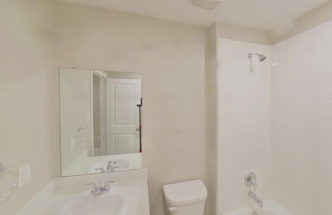 Building Photo - MOVE IN READY