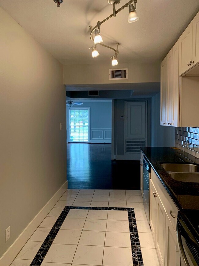 Building Photo - 2423 Woodhead St