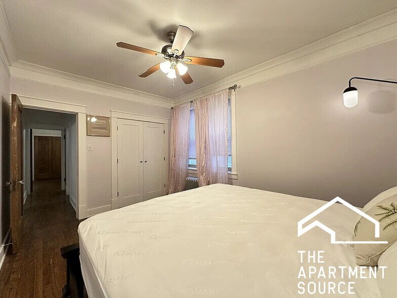 Building Photo - 5023 N Ridgeway Ave