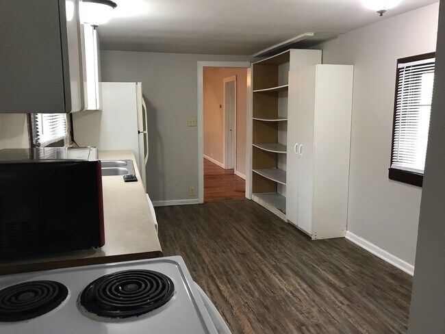 Building Photo - Great Central location home!  - Nice home with appliances. Close to Washburn University