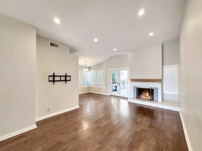 Building Photo - 5 Cll Rienda