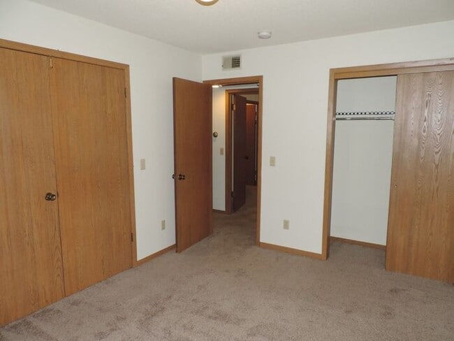 Building Photo - $1,025 | 2 Bedroom, 1 Bathroom 2nd Floor C...