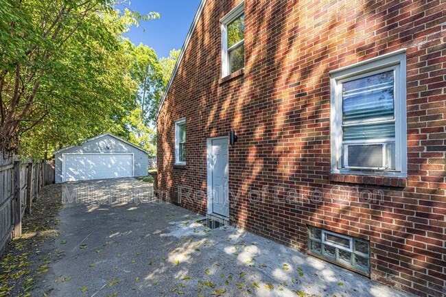 Building Photo - 697 Lounsbury Ave