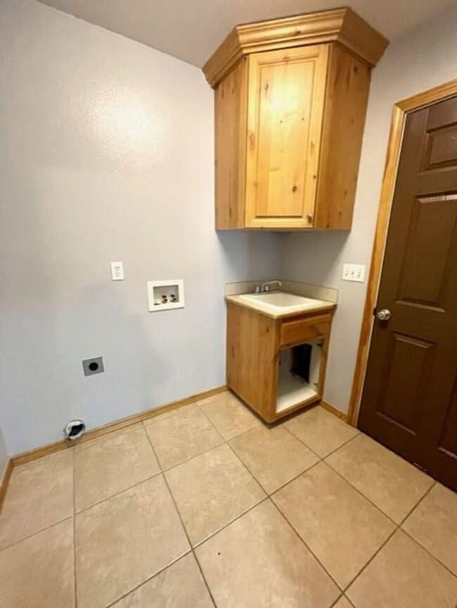 Building Photo - Single level home in NE Bend with great up...