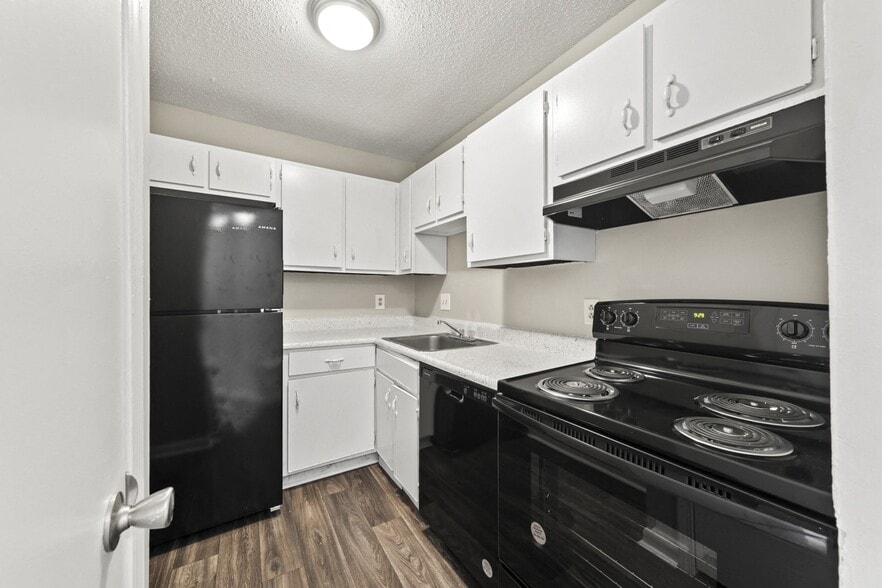 Primary Photo - Center Pointe Landings