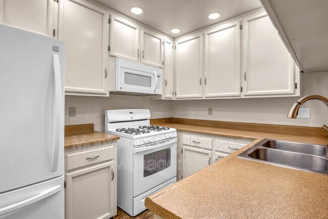 Building Photo - 1446 Skyview Dr