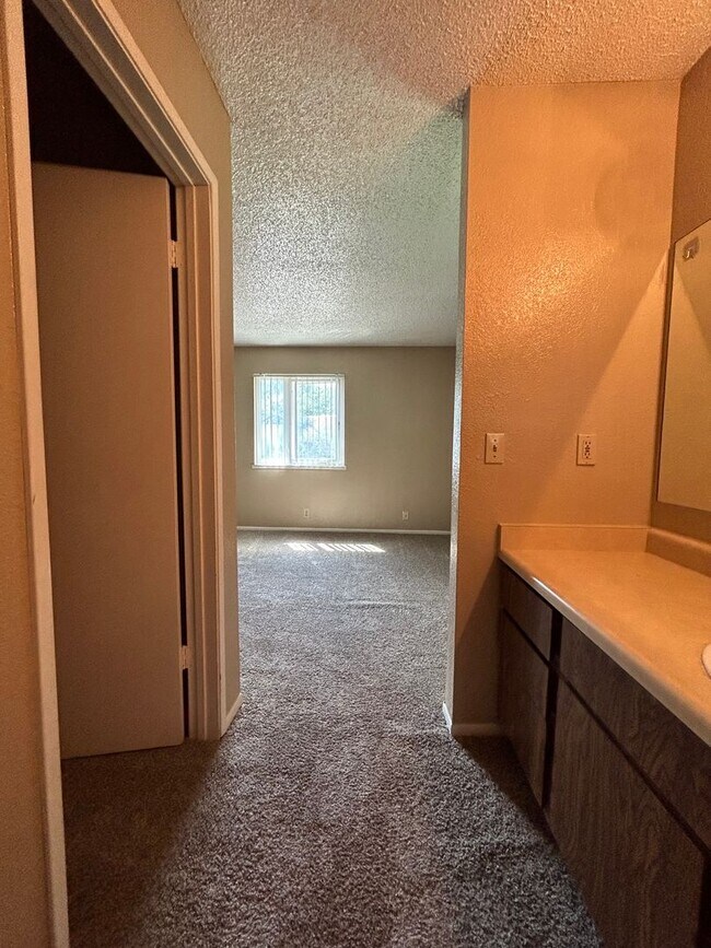 Building Photo - AVAILABLE 8/11 -  2 bed / 2 bath rennovate...