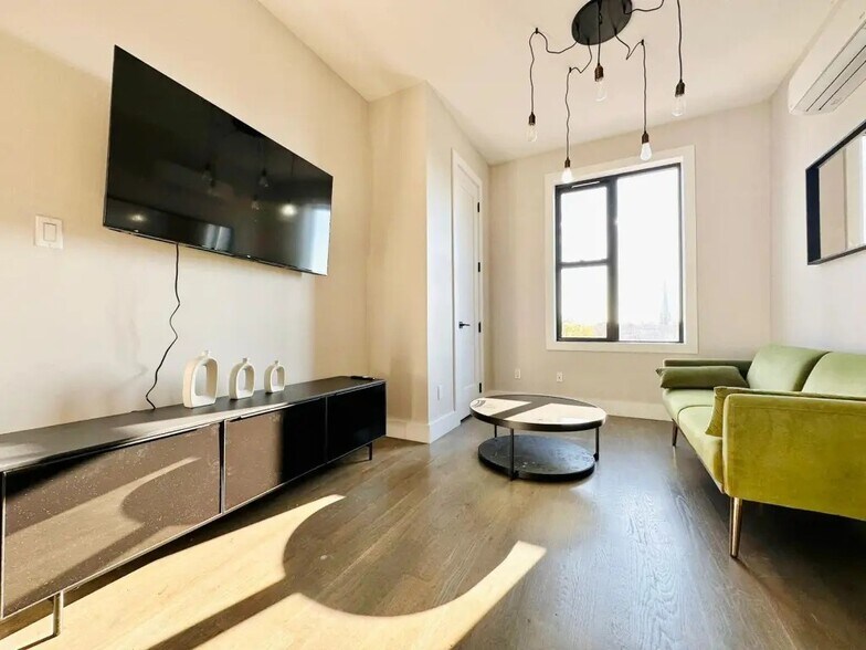 Building Photo - Furnished room/NOT APARTMENT