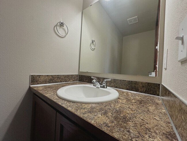 Building Photo - Beautiful 4-Bedroom 2.5-Bathroom Home in M...
