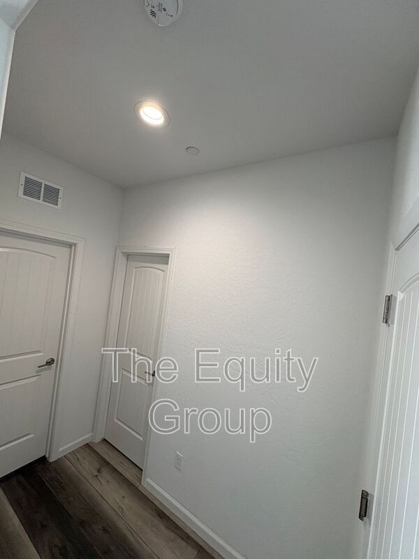 Building Photo - 3036 N Parkside St