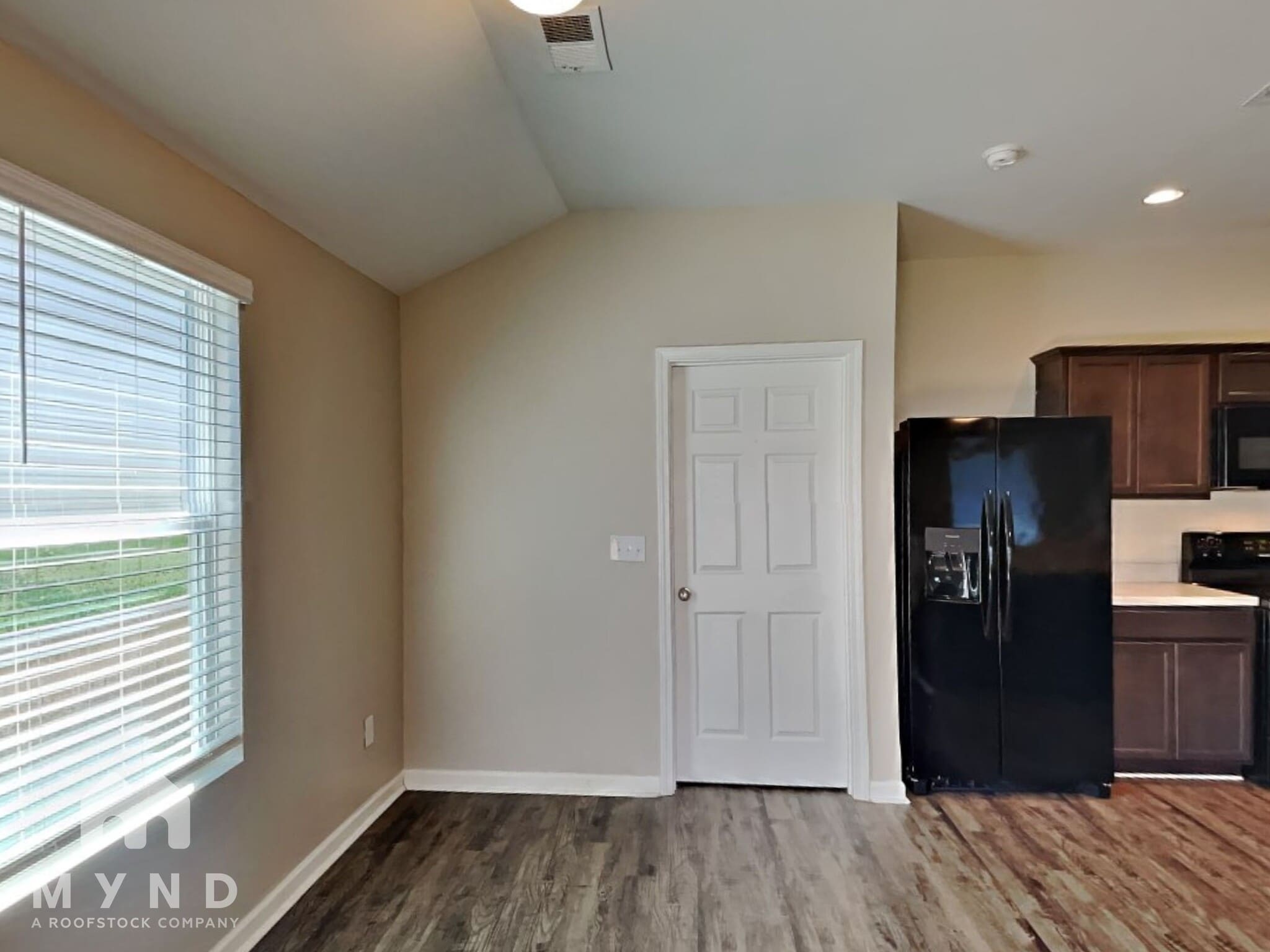 Building Photo - 245 Americana Dr