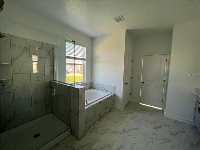 Building Photo - 8855 Fallen Oak Dr