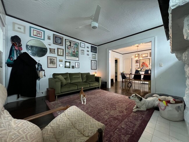 Building Photo - {4331} Updated West Plaza Bungalow + Moder...
