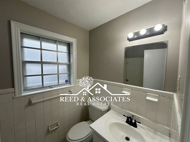 Building Photo - Charming Raleigh Home