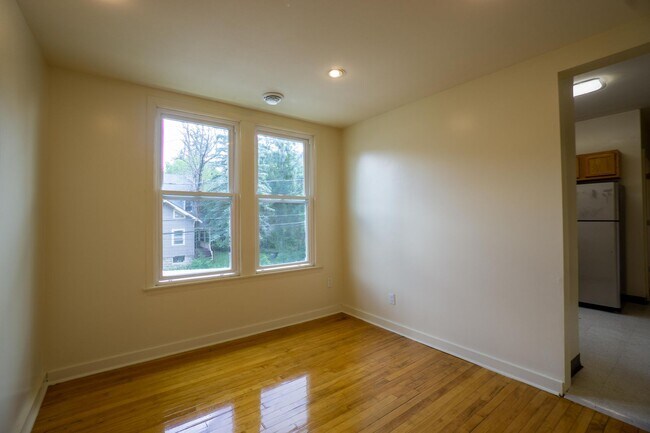 Building Photo - Apartment with Hardwood Floors Near Food C...