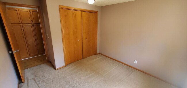 Building Photo - Three Bedroom w/ a Large Bonus Room on a C...