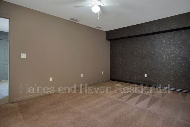 Building Photo - 2326 Fan Palm Dr