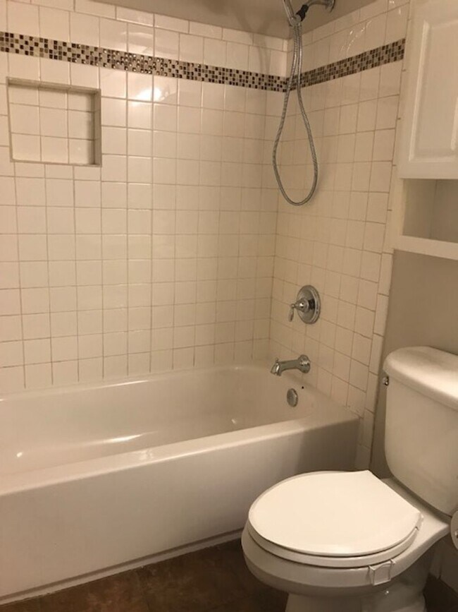 Building Photo - MOVE IN SPECIAL!!-Available 1 Bedroom Apar...
