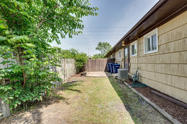 Building Photo - 637 Barnsdale Rd