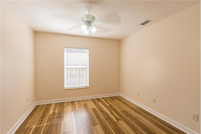 Building Photo - 920 SW Capri St