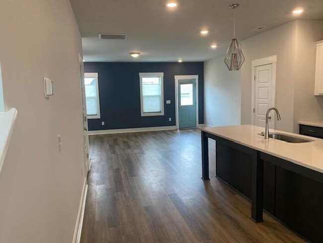 Building Photo - 686 Vine Pkwy