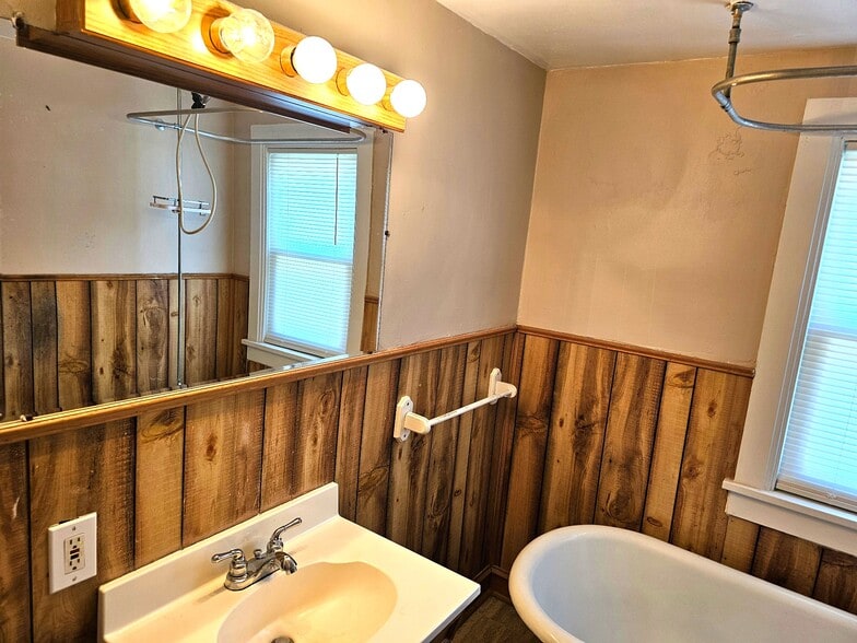 Building Photo - 1388 7th St E