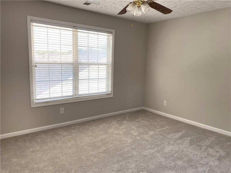 Building Photo - 736 Bedford