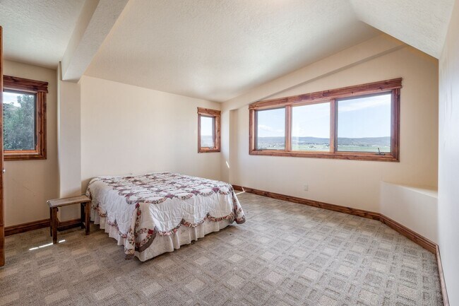 Building Photo - Private Hillside Ranch Home Available Wint...