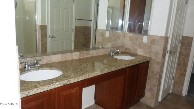 Building Photo - Large 3 Bed, All Appliances, Ready for Move In!