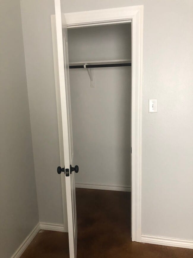 Building Photo - 3 bedroom, 2 bath DUPLEX!