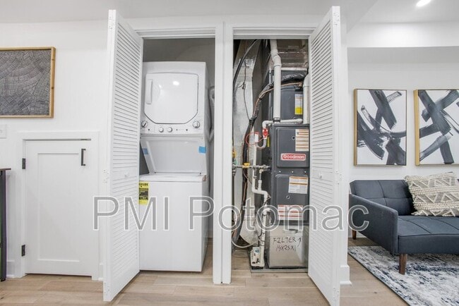 Building Photo - 702 19th St NE