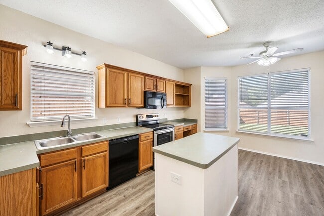 Building Photo - 6917 Club Creek Dr