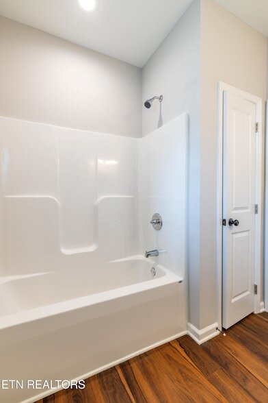 Building Photo - 619 Midlake Dr NE