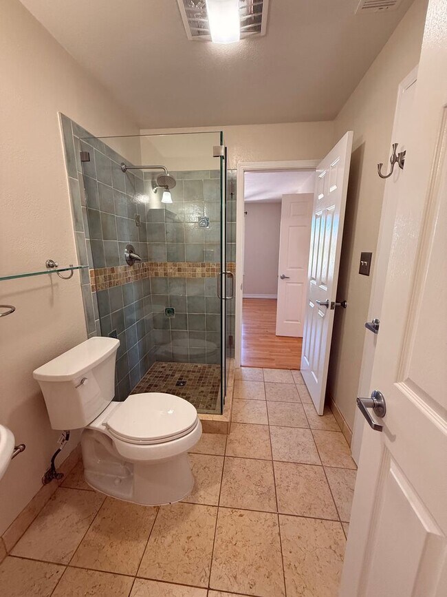 Building Photo - 4013-4015 Beresford Street