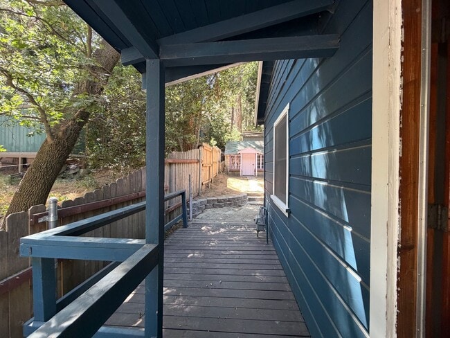 Building Photo - 2 Bedroom 1 Bath Super Cute.