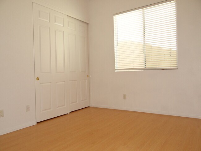 Building Photo - 10119 W Mesa Vista Ave