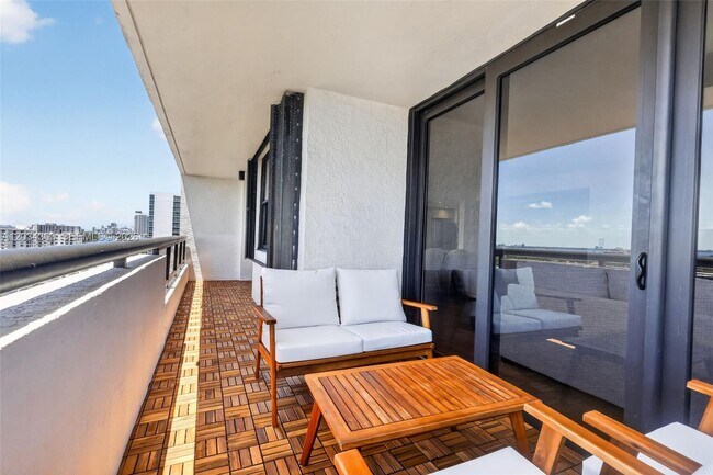 Building Photo - 2555 Collins Ave