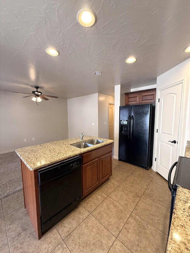 Building Photo - Fossil Hills Townhomes 3 Bed 2.5 Bath