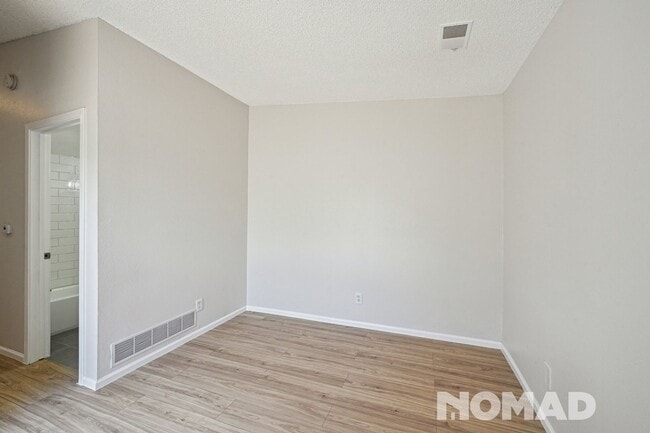 Building Photo - Charming 1BR Condo in Denver
