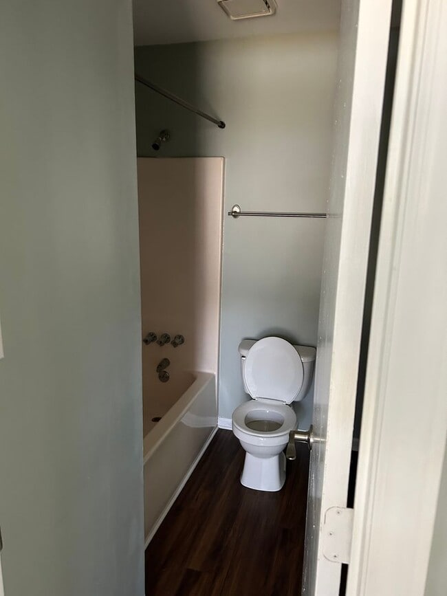 Building Photo - 2 bedroom, 2 bath Duplex