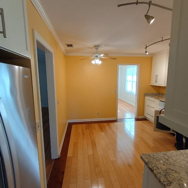 Building Photo - $300 off one month!!!  Modern Comforts with Granite & Hardwood Finishes!" 3 Bedroom 2 bath home.