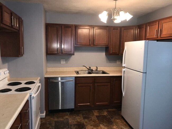 Building Photo - Recently updated 3 BR/1 BA plus a BONUS ROOM!