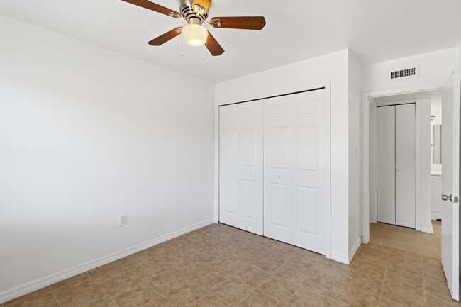 Building Photo - 2569 N Alafaya Trail