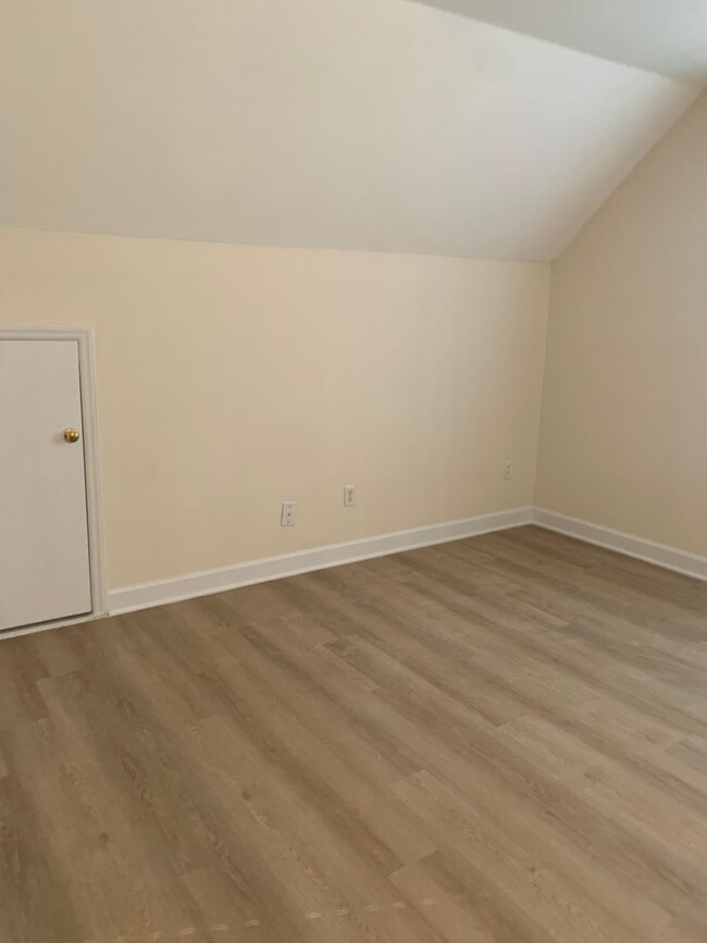 Building Photo - MOVE IN TODAY WITH NEW RENT AMOUNT! 717 St...