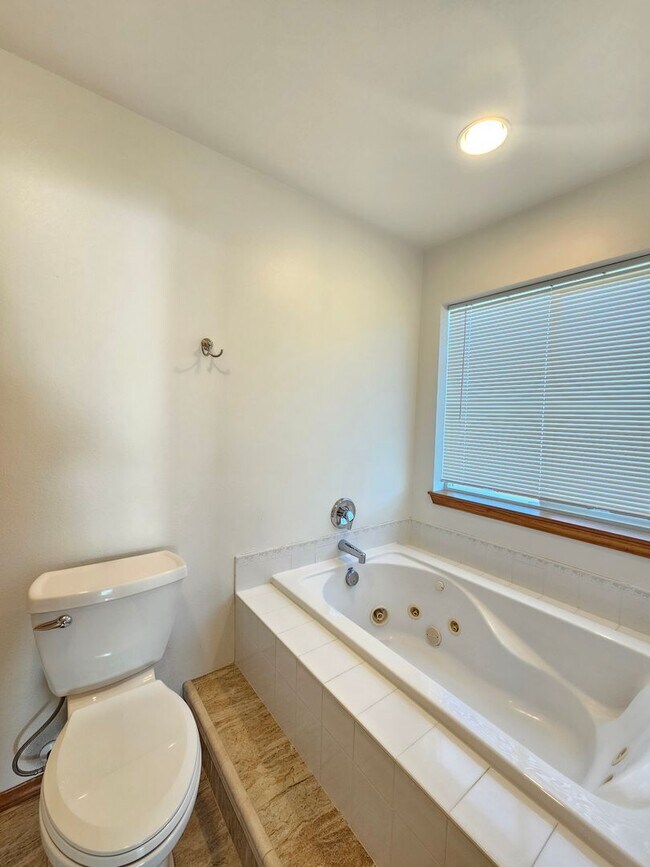 Building Photo - $1,995 - 2 Bed / 2 Bath Beautiful House in North Spokane with Oversized Garage