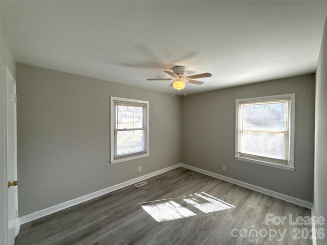 Building Photo - 513 Rhodes Ave